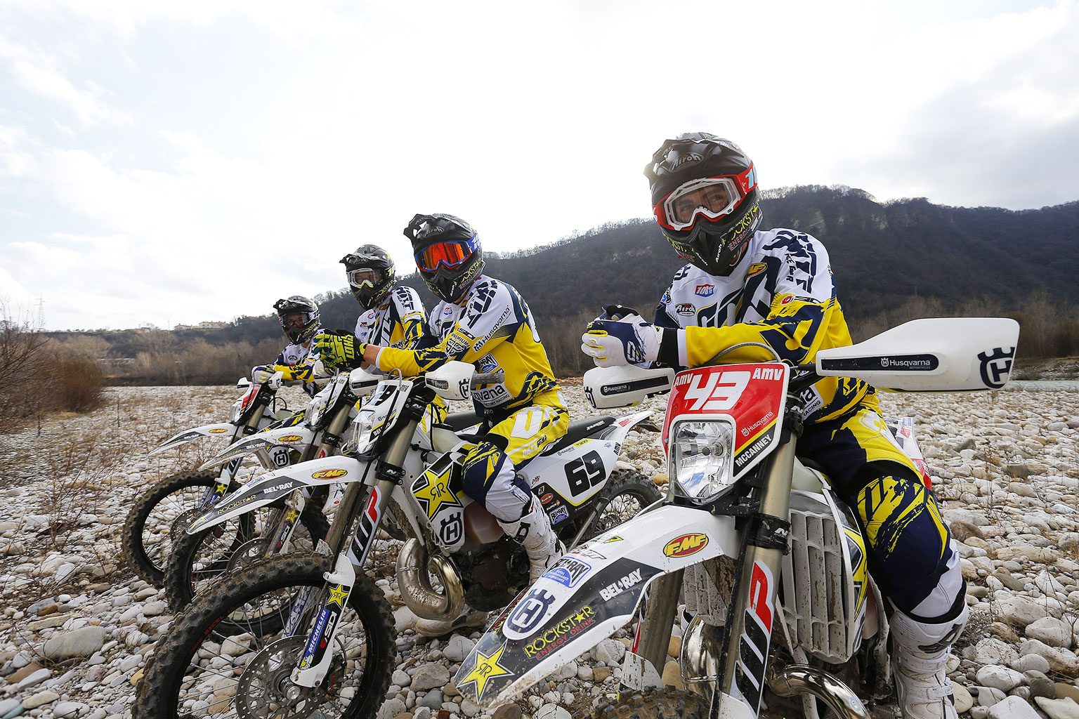 Enduro racing. Эндуро Team. Эндуро рейсинг. Эндуро Rockstar. Husqvarna Racing.